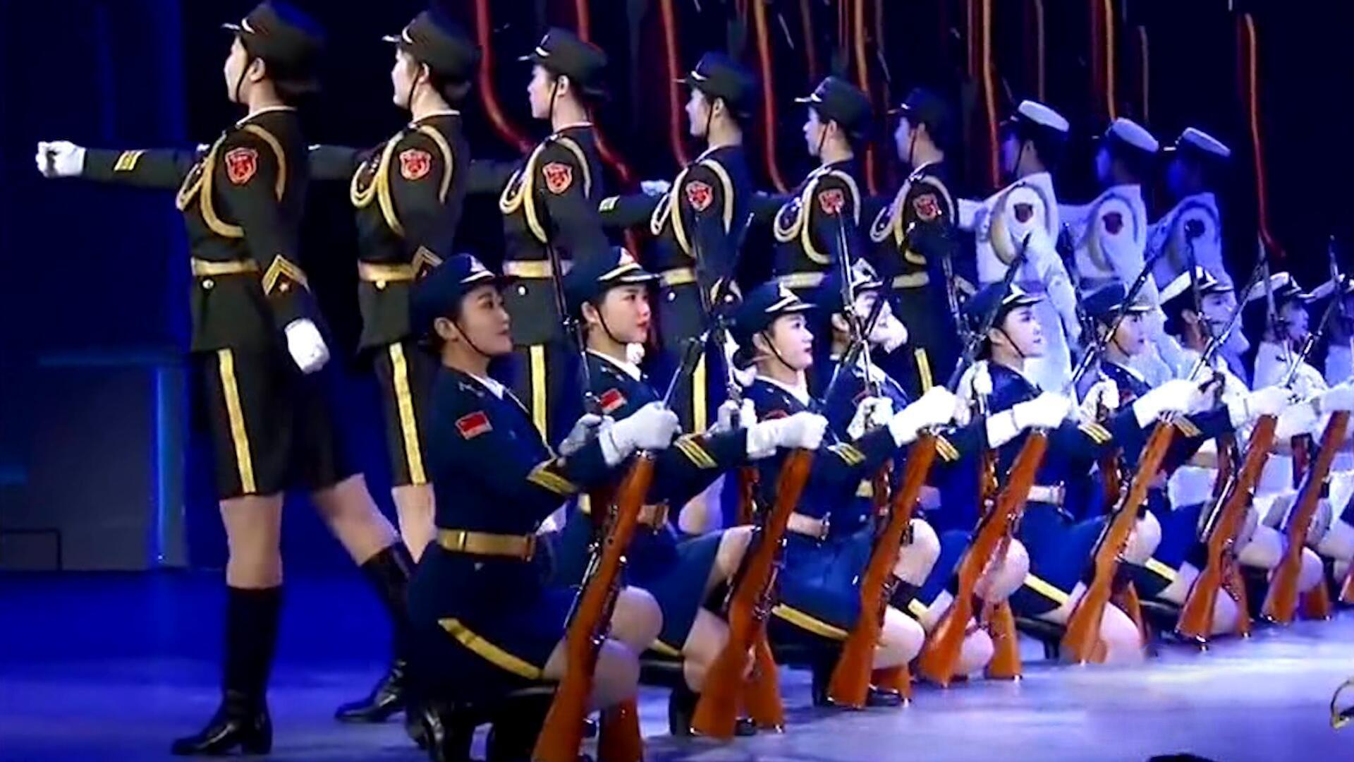三軍女兵隊(duì)跳舞，展現(xiàn)力量與柔美的完美結(jié)合，三軍女兵隊(duì)舞蹈，力量與柔美的完美交融