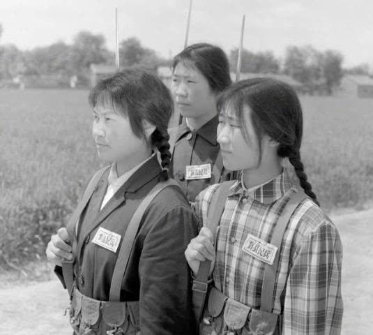 中國(guó)女兵老照片，歷史中的巾幗英雄形象展現(xiàn)，中國(guó)女兵老照片，歷史巾幗英雄形象展