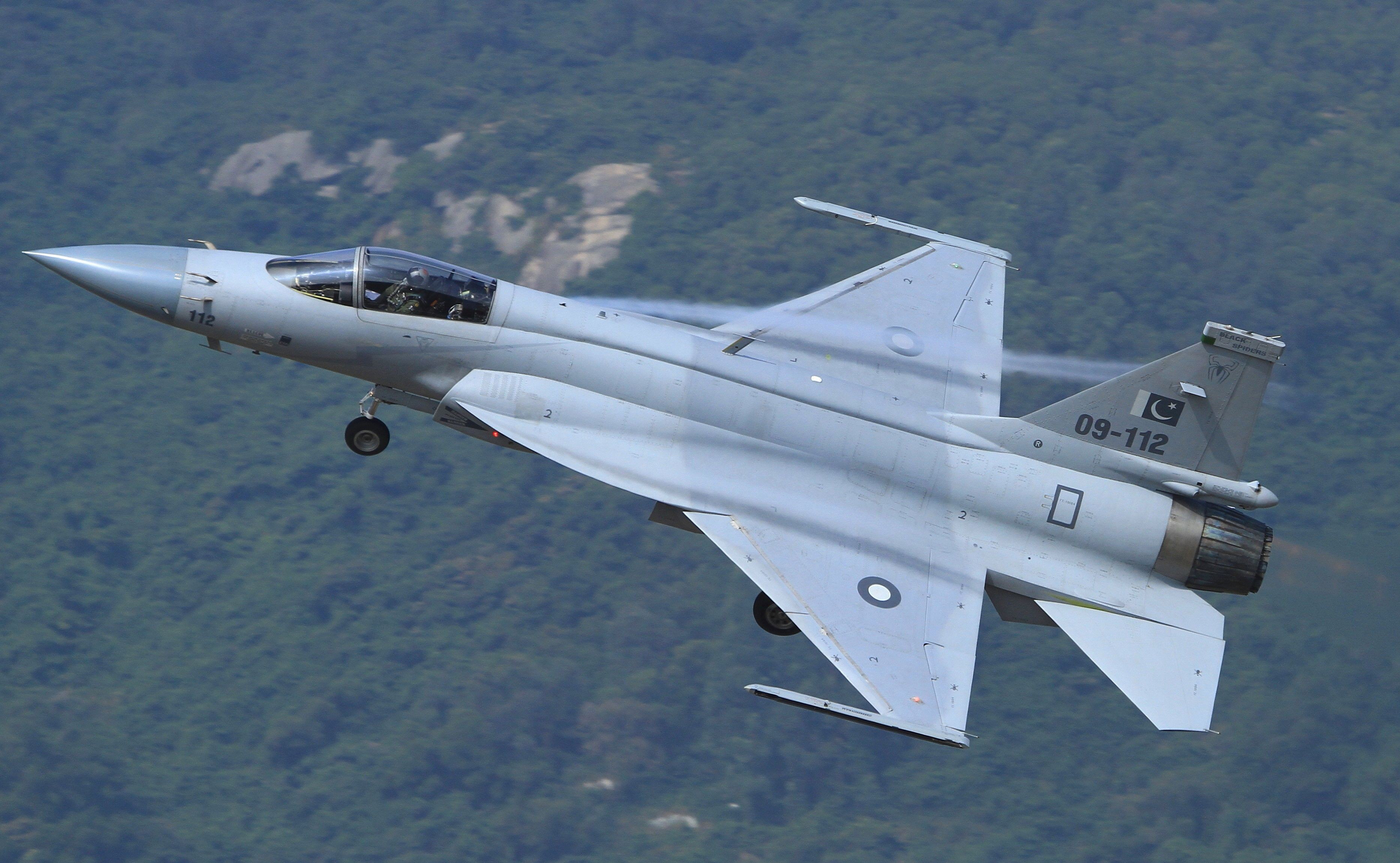 梟龍戰(zhàn)斗機(jī)圖片，展現(xiàn)中國(guó)空軍力量的驕傲，梟龍戰(zhàn)斗機(jī)風(fēng)采，中國(guó)空軍力量的驕傲圖片展示